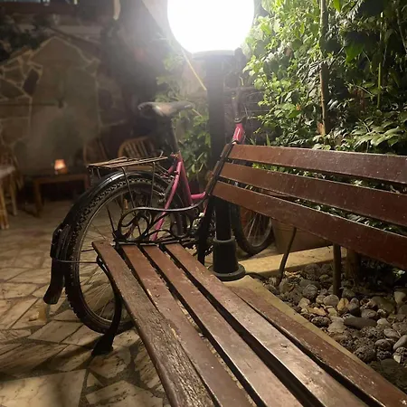 Pislis Πανσιόν Καμένα Βούρλα